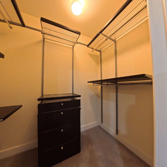 Foto del edificio - Charming 2nd Floor Unit In Gated Community!