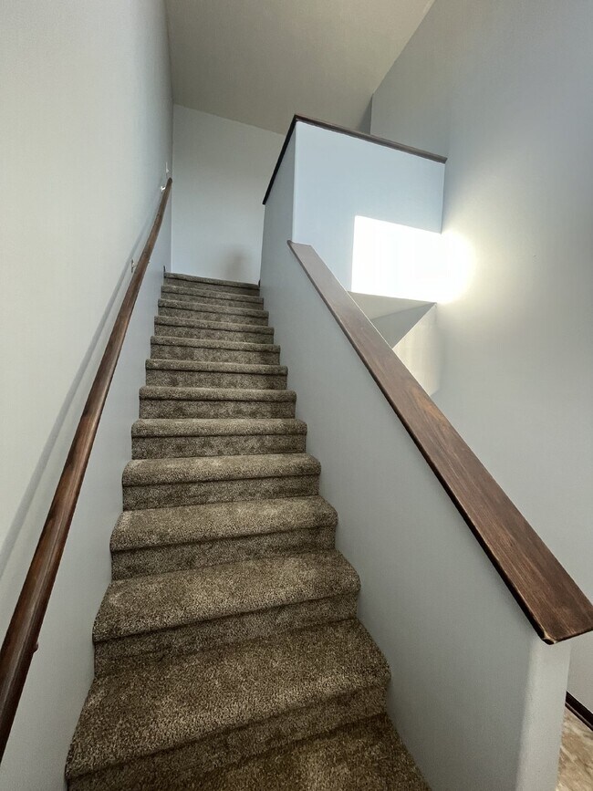 Foto del edificio - Newer 3-Bed Townhome in NW Columbus, attached double car garage and private back yard!