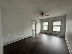 Building Photo - 1021 E Walnut St