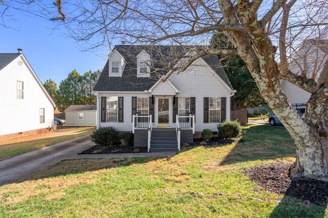 Building Photo - Gorgeous 3 Bed/2 Bath Cape Cod in the hear...