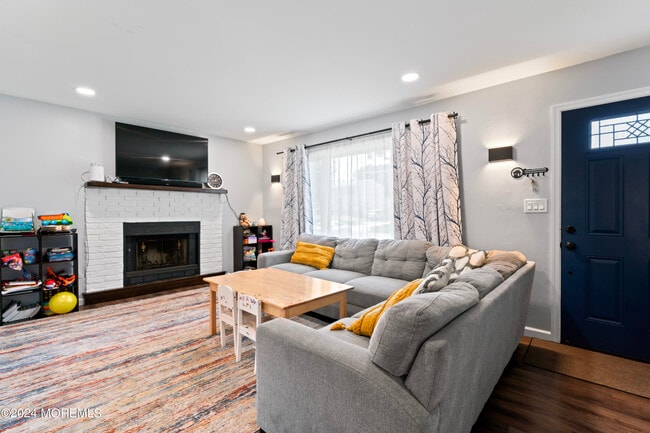 Building Photo - 573 Sumner Ave