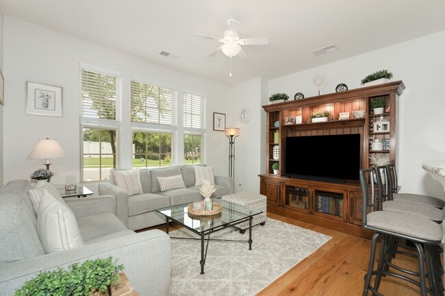 Building Photo - 3021 Honeylocust Ln