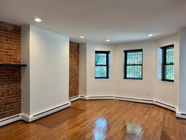 Building Photo - 390 Riverway
