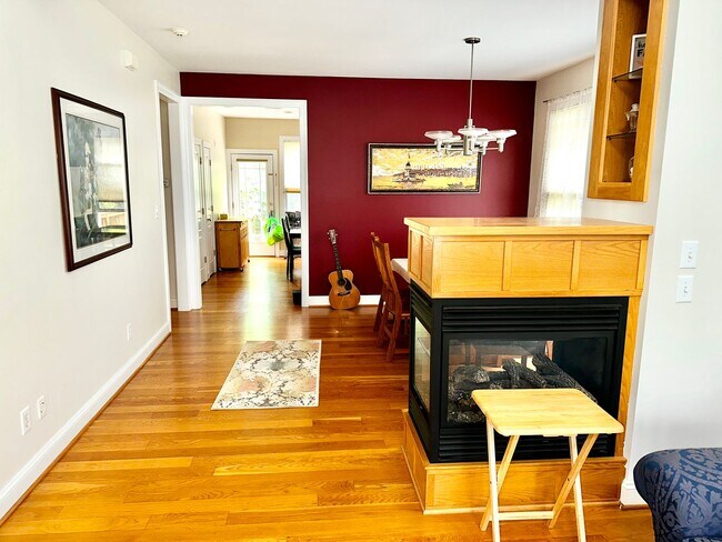 Building Photo - Stylish 3BR, 3BA Townhouse – Prime Locatio...