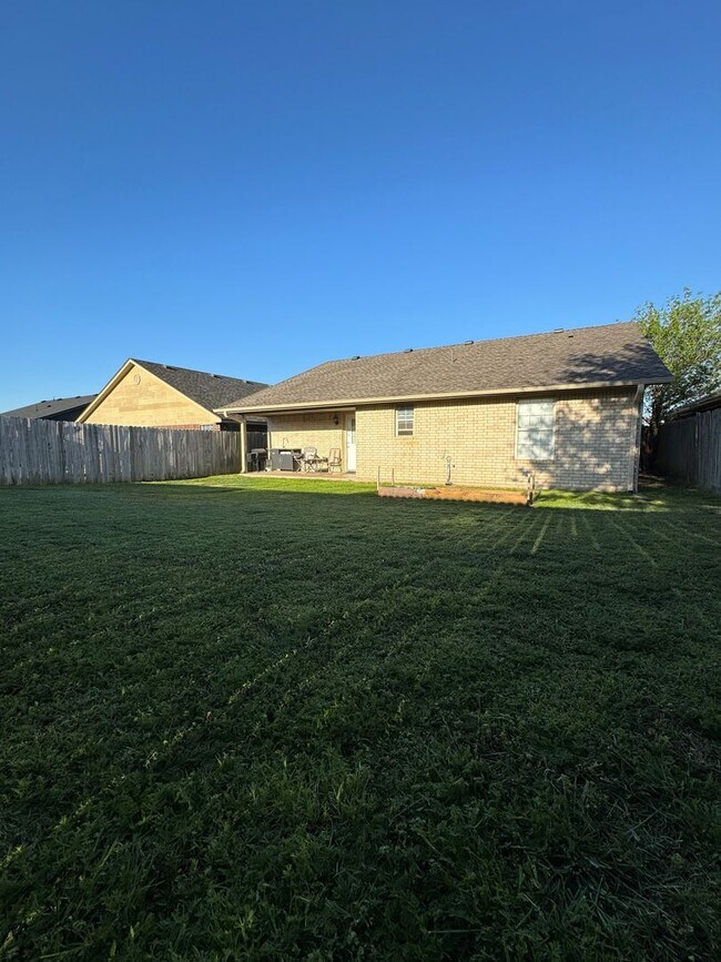 Building Photo - Very Nice Home located in the Rolling Hills Area! Bishop & Eisenhower School District! Move in Sp...