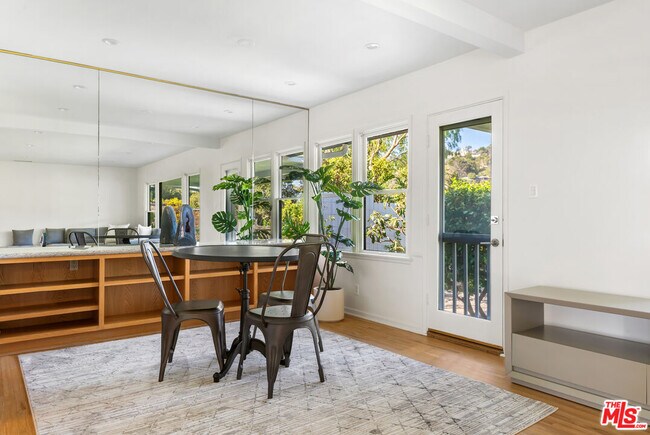 Building Photo - 300 Bellino Dr