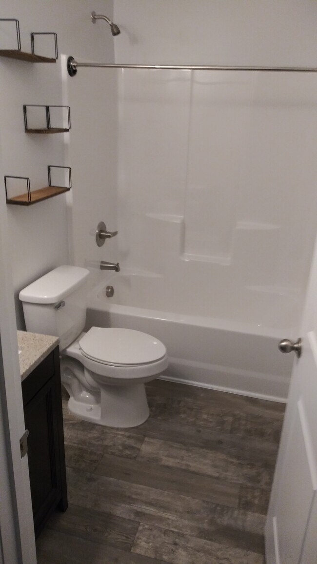 Bathroom - 512 Oak Ave E