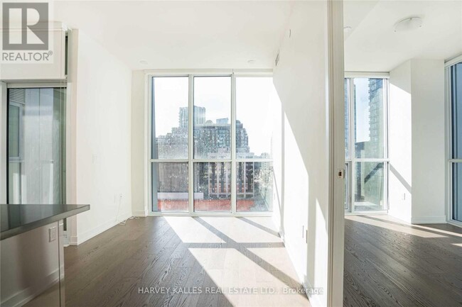 Photo du bâtiment - 1-701 Yorkville Ave