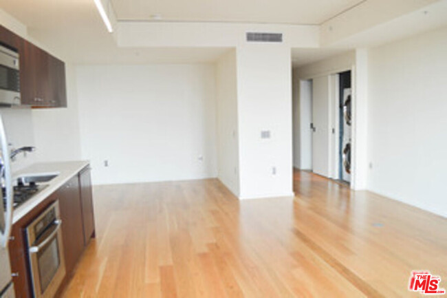Foto del edificio - 1155 S Grand Ave