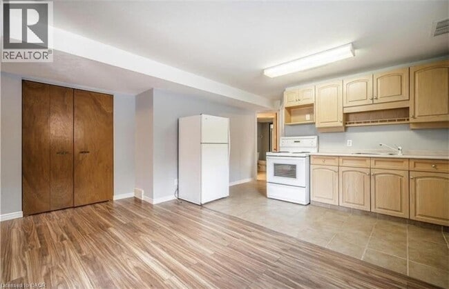 Building Photo - 87(A) TAMVALE Crescent