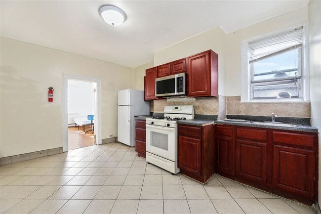 Building Photo - 204 Zabriskie St