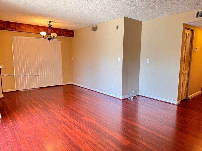 Foto del edificio - 7650 Westwood Dr