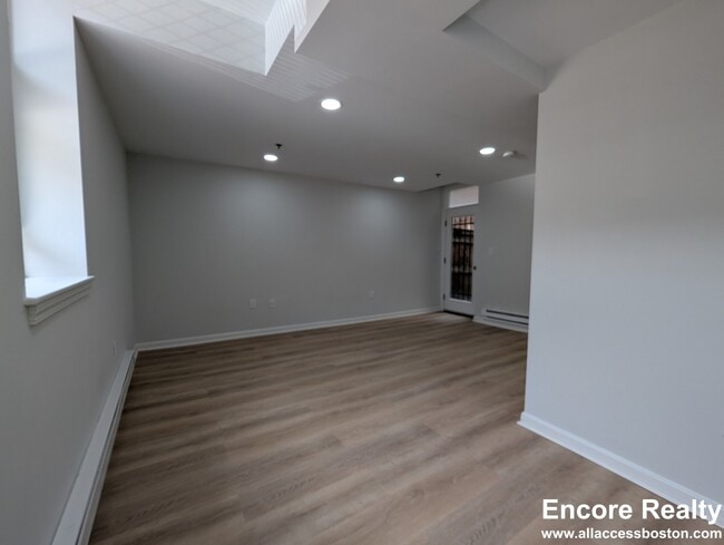 Building Photo - 32 Queensberry St