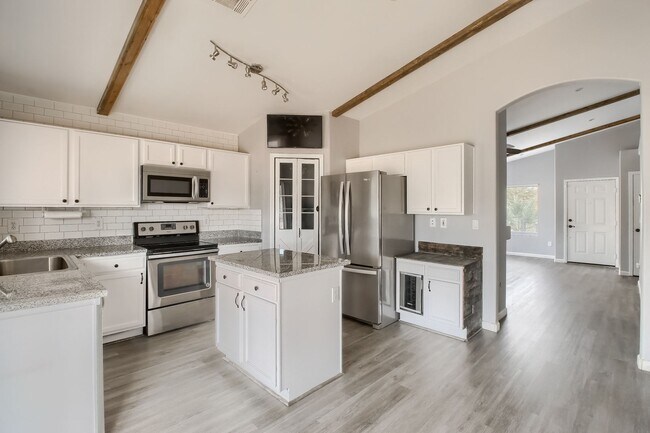 Foto del edificio - 3-Bed, 2-Bath Single Family Home in Prime ...