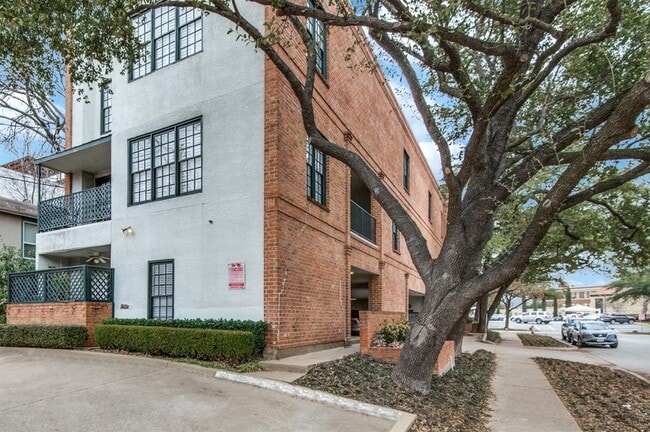 Building Photo - 3905 Gilbert Ave