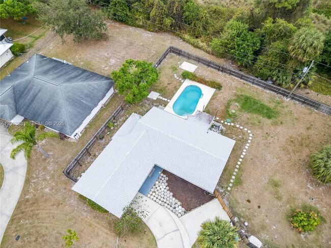 Foto del edificio - 607 Coconut Ave N