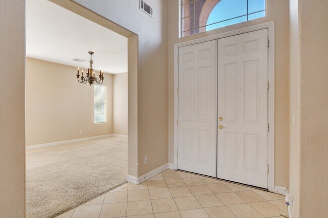 Foto del edificio - Spacious 5-Bedroom, 2 Story Pool Home in G...