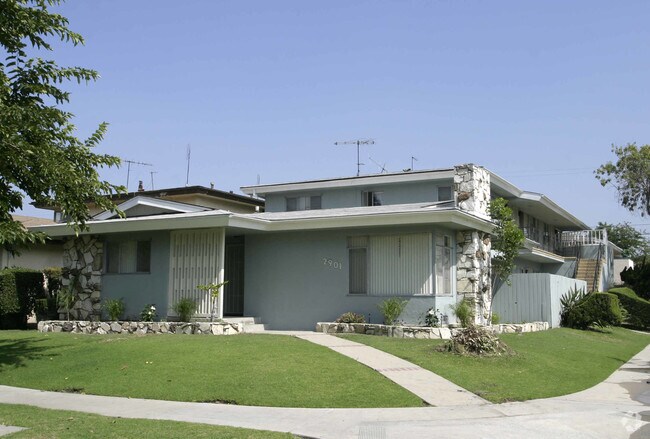 Building Photo - 2901 W Rosecrans Ave