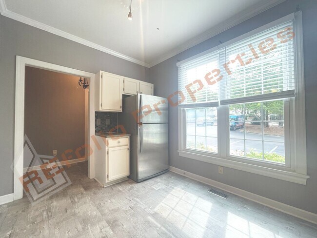 Building Photo - Fantastic Location! Beautiful 2 Bedroom 2....