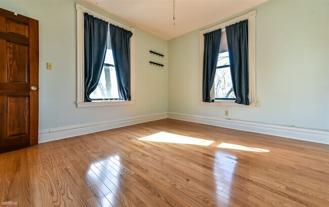 Building Photo - 2 br, 1 bath Condo - 121 Grandview Ave Apt 18