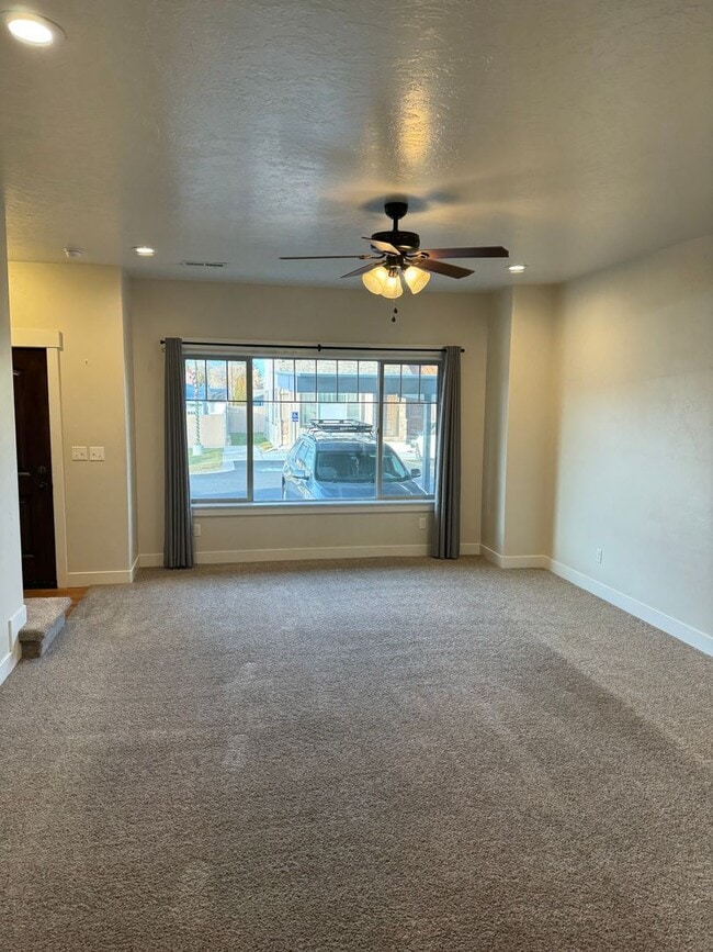 Building Photo - Spacious Townhome for rent in Rexburg