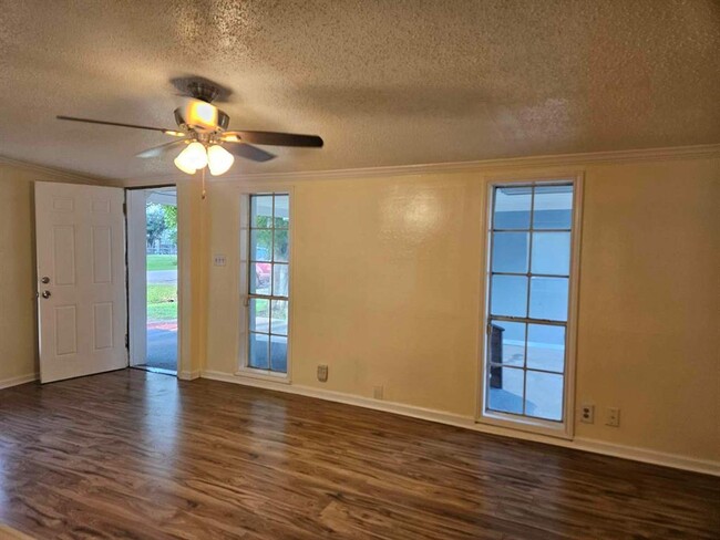 Foto del edificio - 7910 Carrie Ln