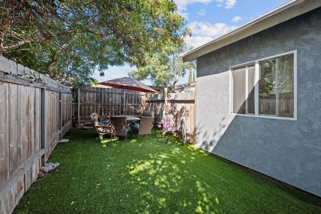 Building Photo - Private turfed yard!