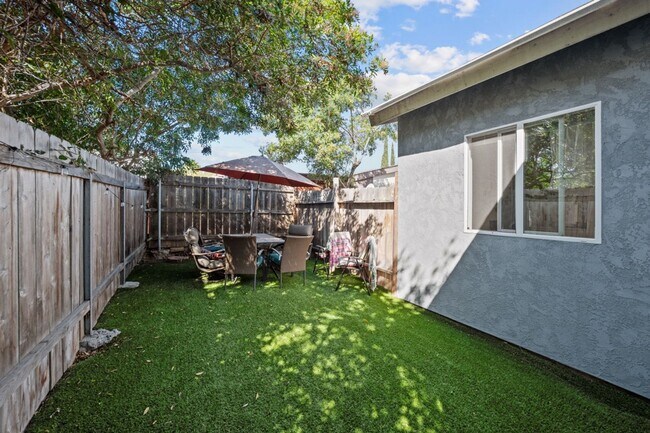 Foto del edificio - Private turfed yard!