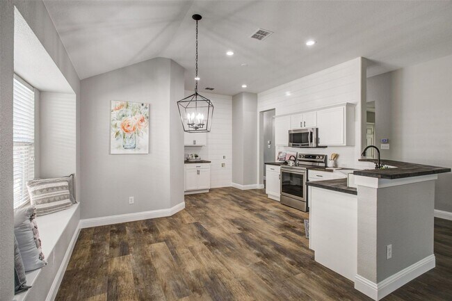 Building Photo - Modern Farmhouse Charm in the Heart of Woodland Springs!