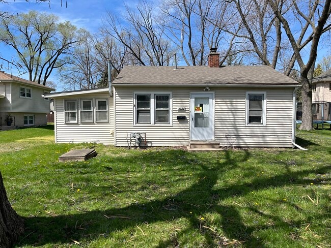 Building Photo - 2122 Sprucewood Ave