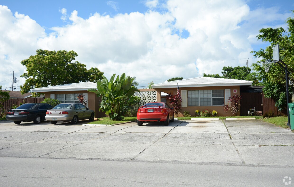 Building Photo - 1711 NE 56th St