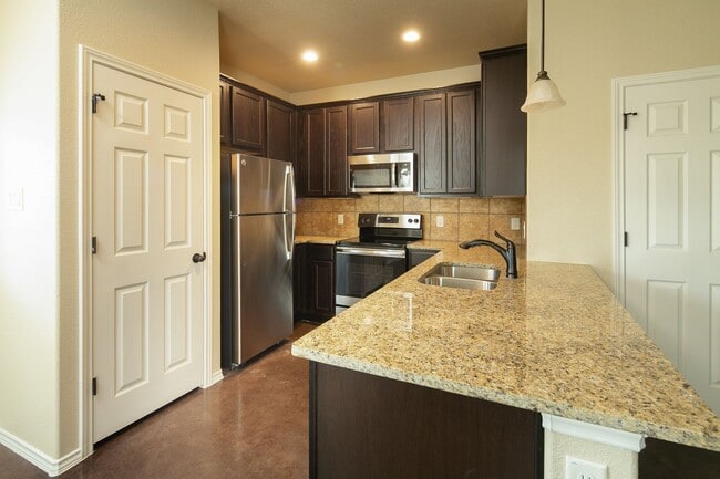 Building Photo - AVAILABLE NOW! GORGEOUS 3 BEDROOM DUPLEX LOCATED IN BUDA, TEXAS!