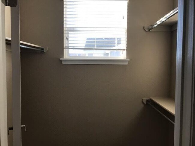 Building Photo - Beautiful 2 Bedroom, 2.5 Bath Townhome near E470 with 2 Car Garage and Gas Fireplace1