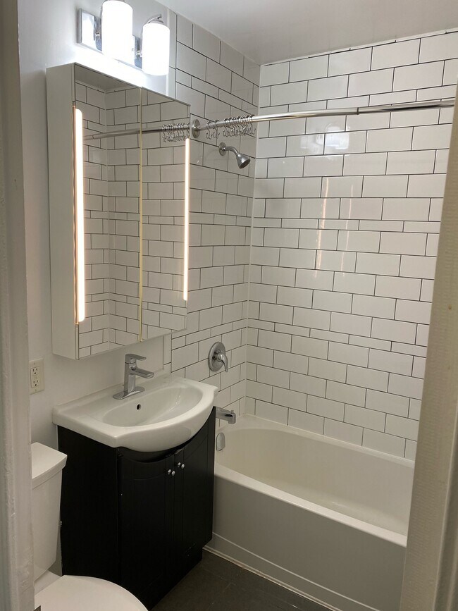 Photo du bâtiment - MIMICO WATERFRONT PARK, UNIQUE RENOVATED ART DECO BUILDING BY AWARD WINNING DESIGNER