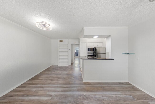Foto del edificio - 2401 Manor Rd