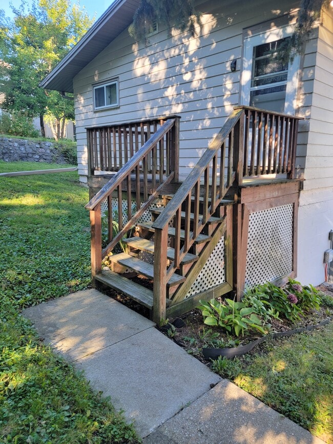 Deck Entry - 110 W Main St