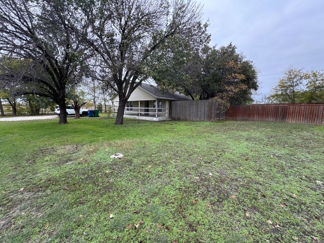 Building Photo - Quaint 2 Bed, 1 Bath Home - Large Corner Lot!