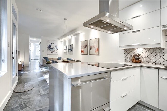 Building Photo - 1218 Rue Alexandre-Desève