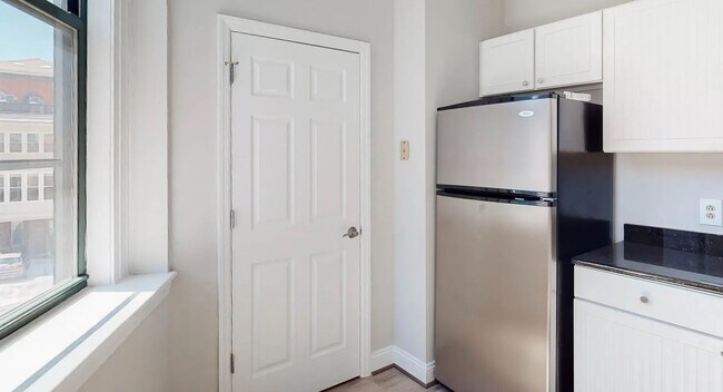 Foto del edificio - 330 N Charles St