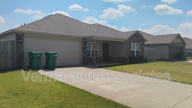 Building Photo - 1701 Forest Dr