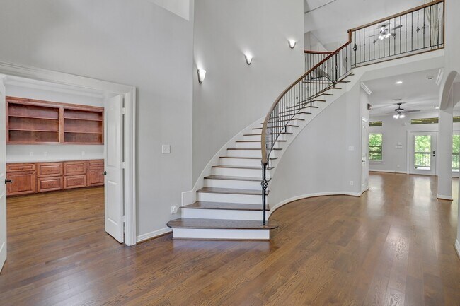 Building Photo - 270 Lake Grove Dr