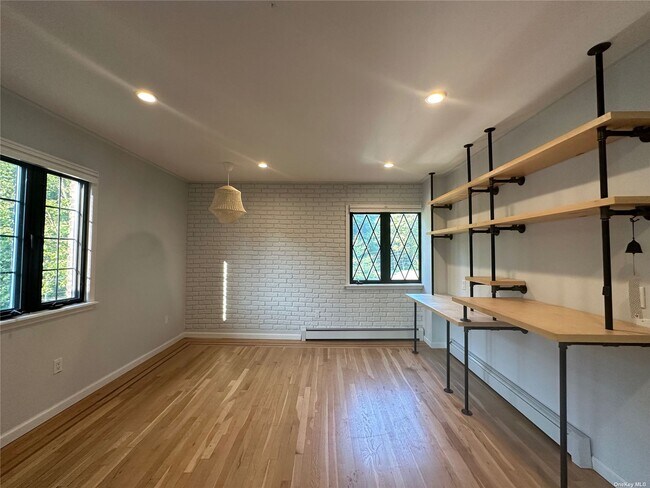 Foto del edificio - 43-20 Orient Ave