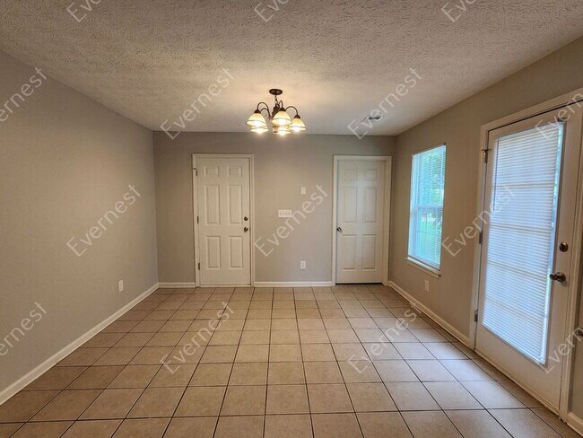 Foto del edificio - 533 Chestnut Ln