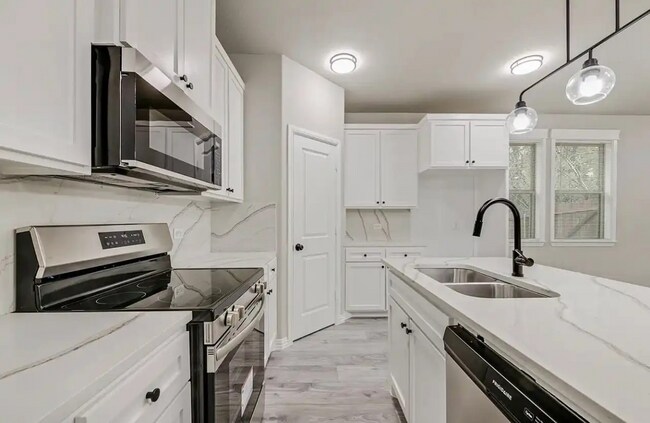 Foto del edificio - 5612 Black Pine Cir