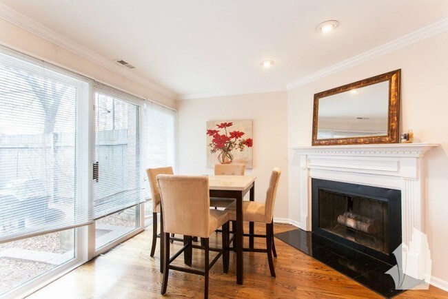 Photo - 3 bedroom in Chicago IL 60610 Apartment