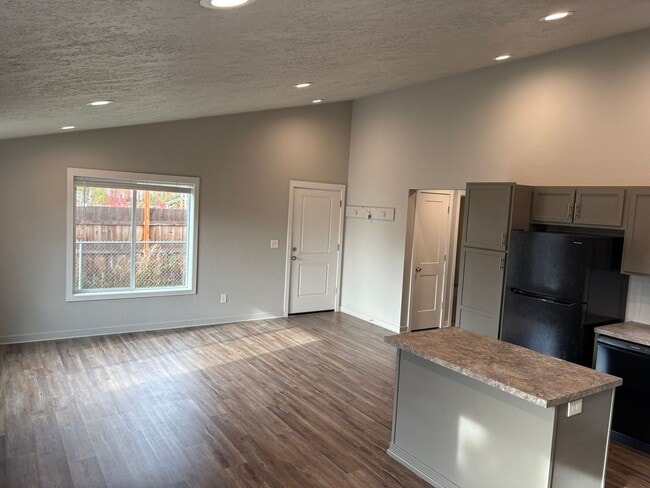 Foto del edificio - Re-Posting ~ Charming NW Salem Home - accepting applications now!