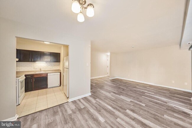 Foto del edificio - 6137 Edsall Rd