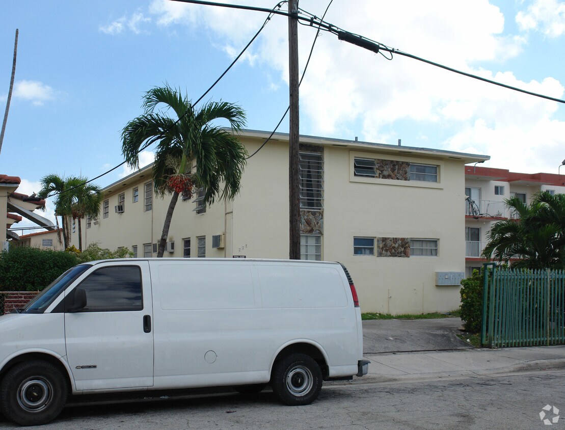 Building Photo - 225 SW 18th Ave