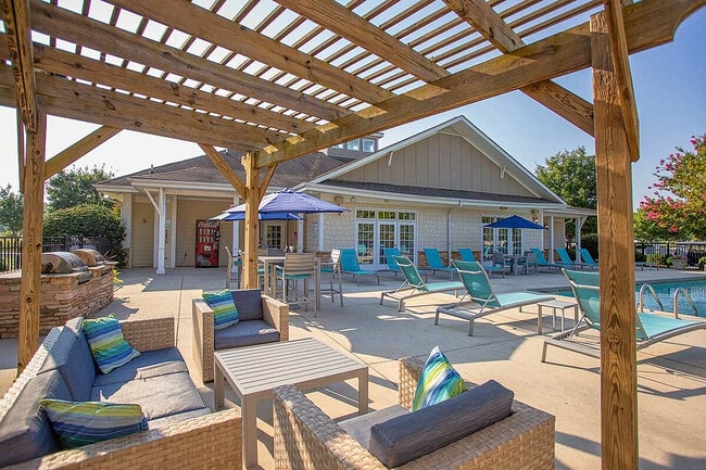 Piscina y terraza estilo resort - Stratford at Hillcrest