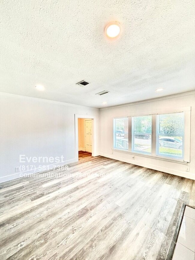 Building Photo - 715 W Pembroke Ave